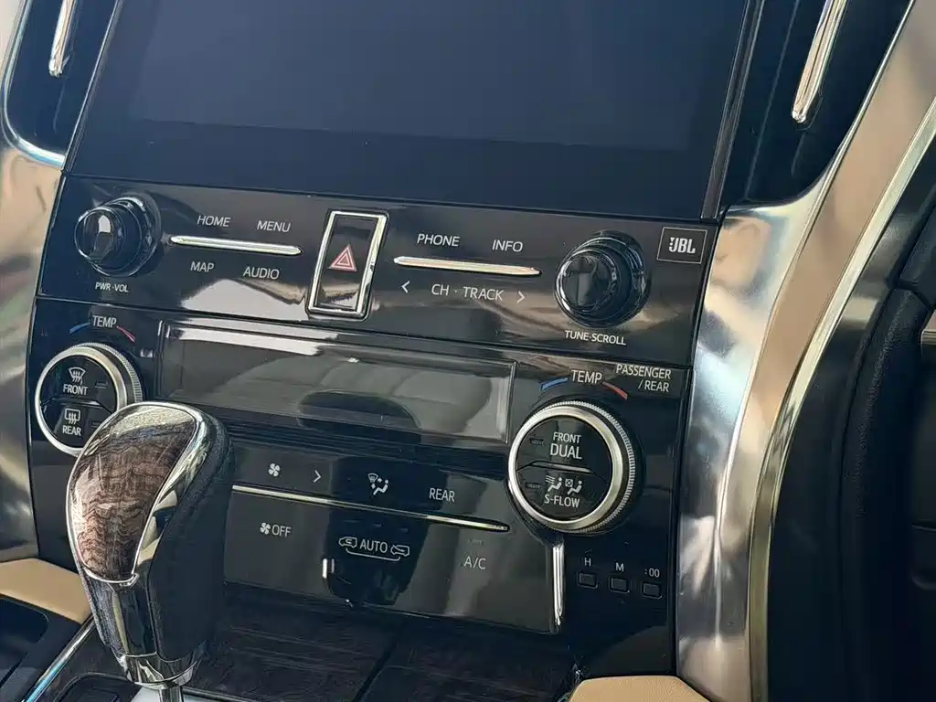 Toyota Alphard — фото 12