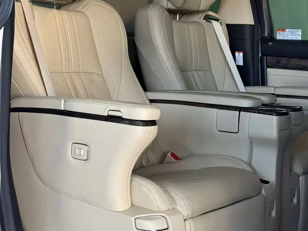 Toyota Alphard — фото 5