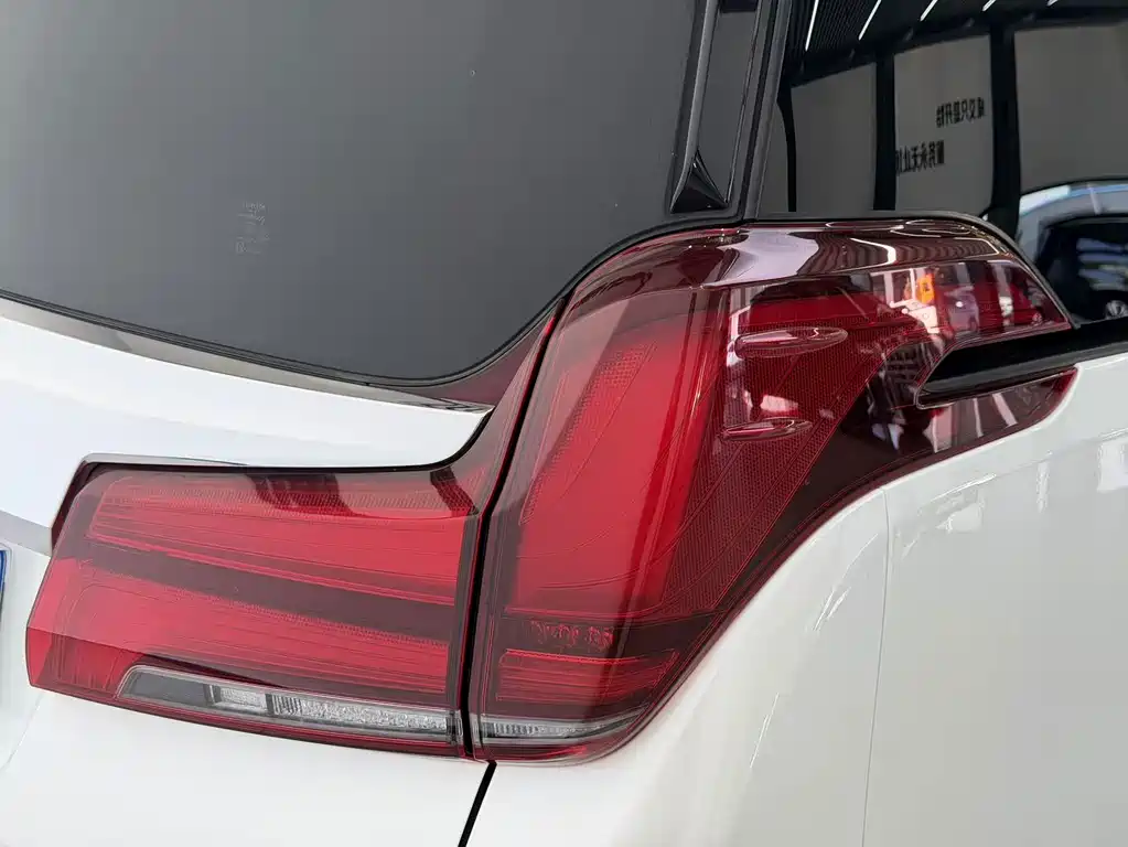 Toyota Alphard — фото 8