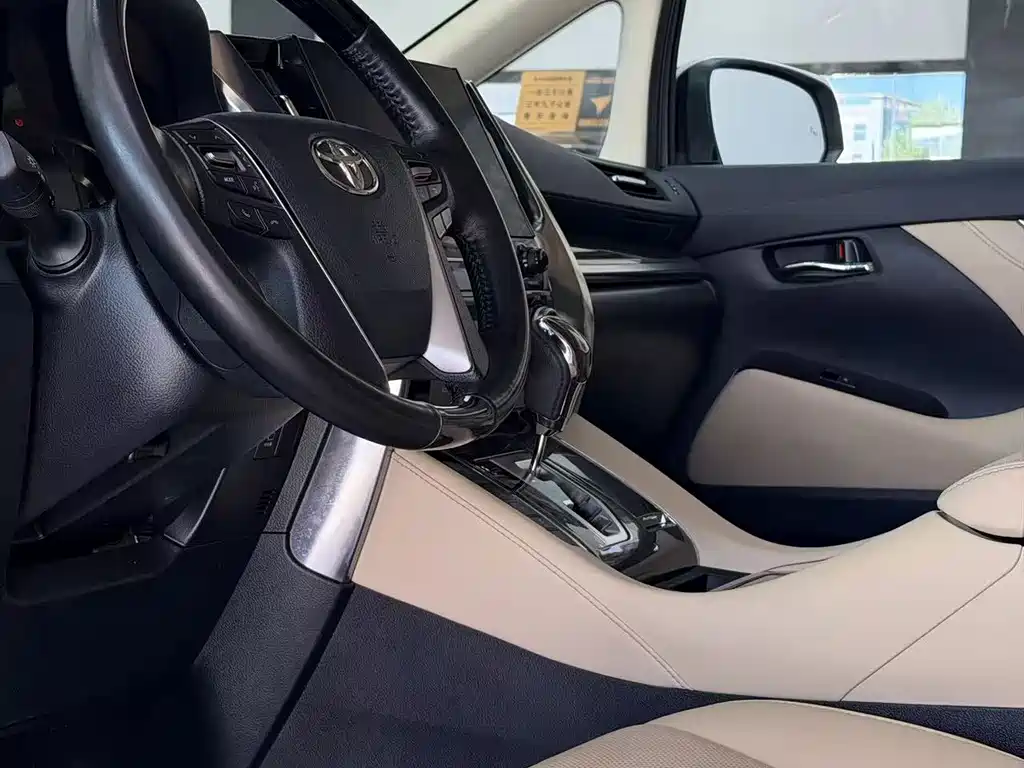 Toyota Alphard — фото 10