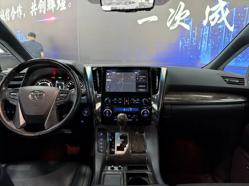 Toyota Vellfire — фото 7