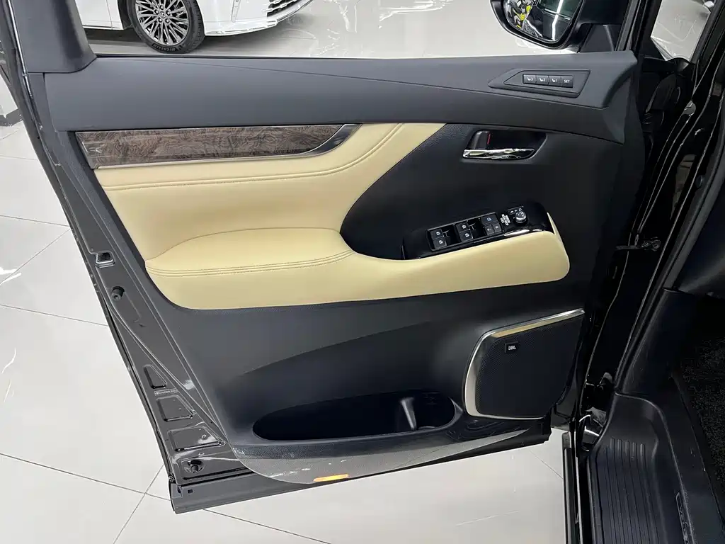 Toyota Vellfire — фото 21