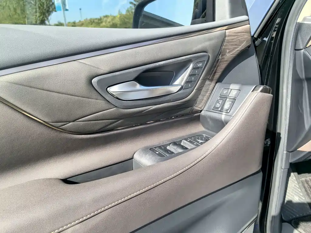 Toyota Alphard — фото 11