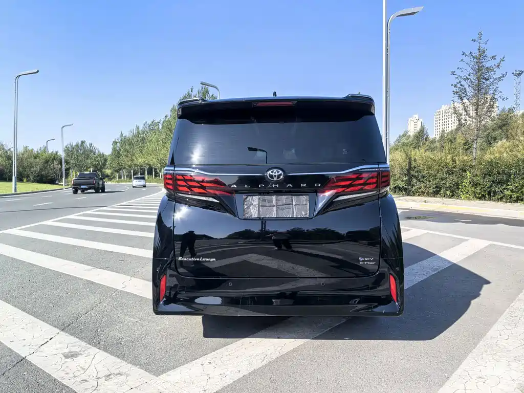Toyota Alphard — фото 5