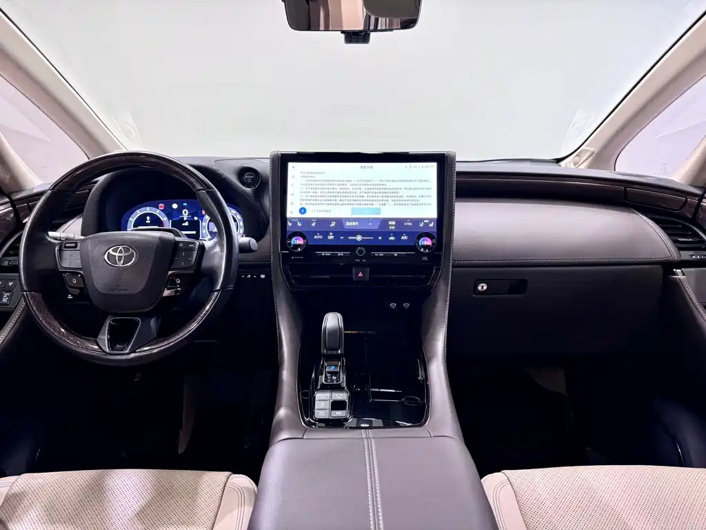 Toyota Alphard — фото 11