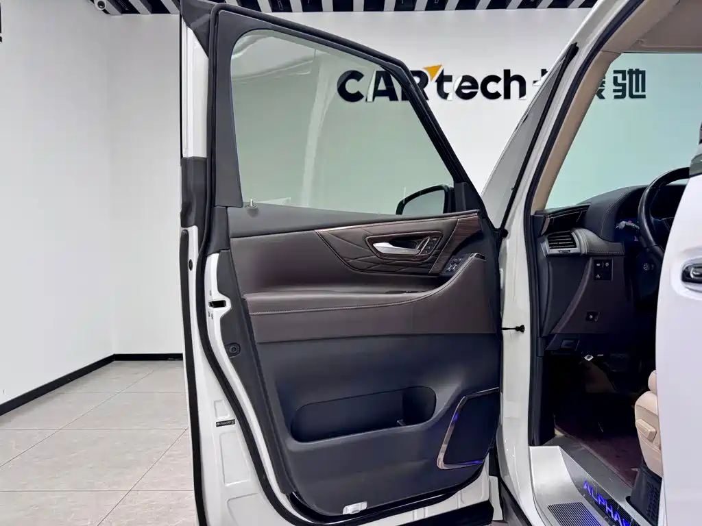 Toyota Alphard — фото 14