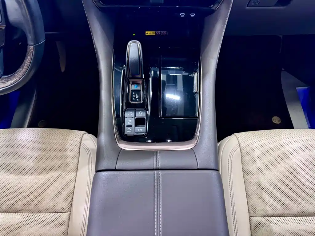 Toyota Alphard — фото 18