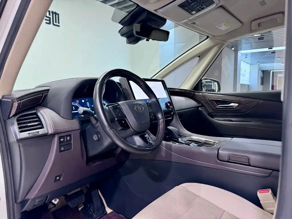 Toyota Alphard — фото 21