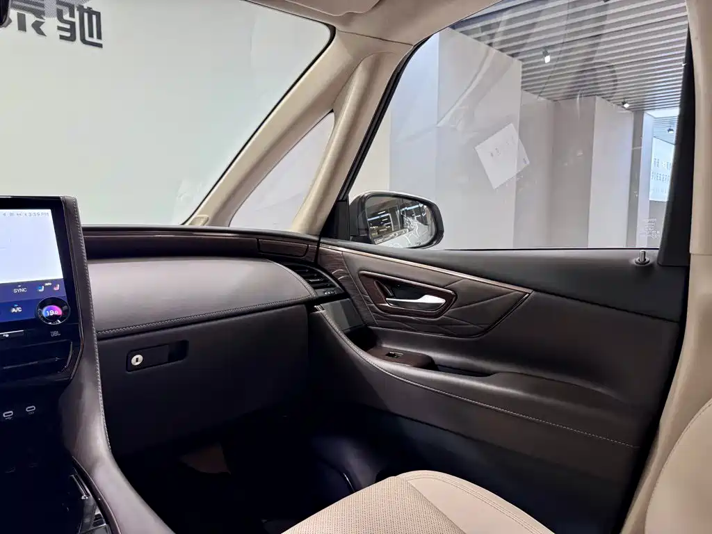 Toyota Alphard — фото 24