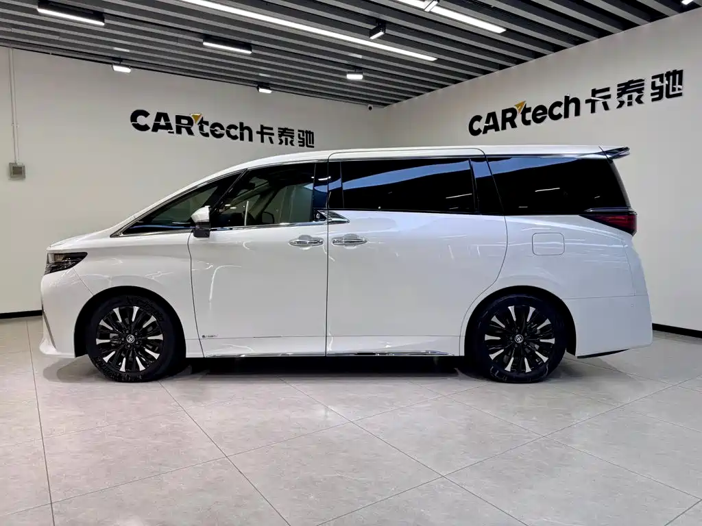 Toyota Alphard — фото 27
