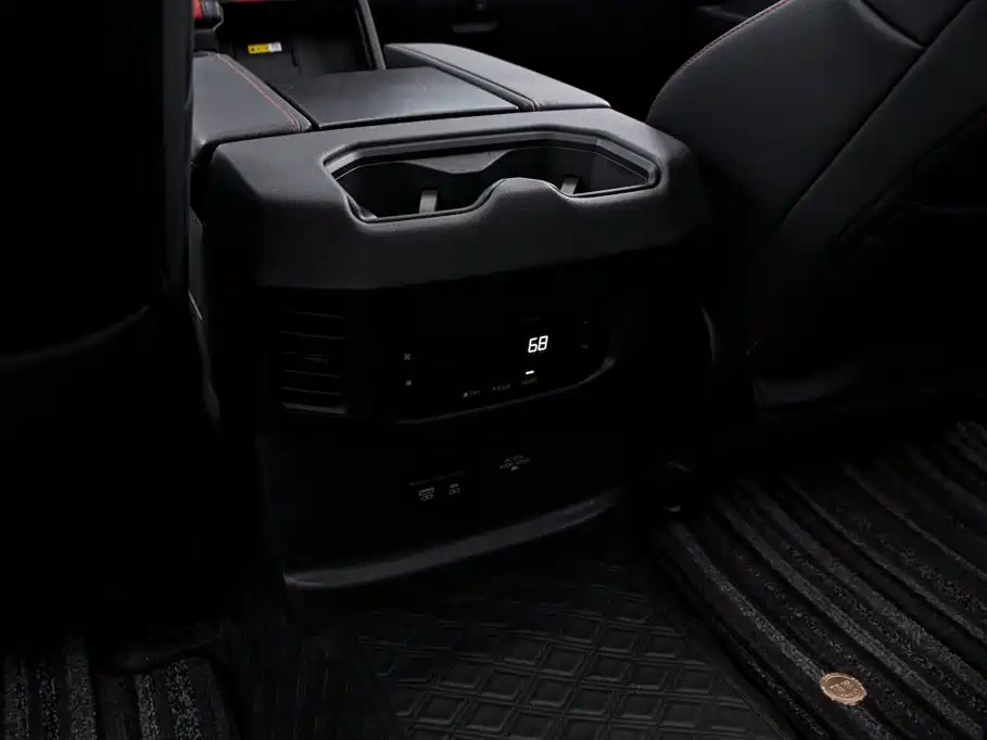 Toyota Sequoia — фото 17
