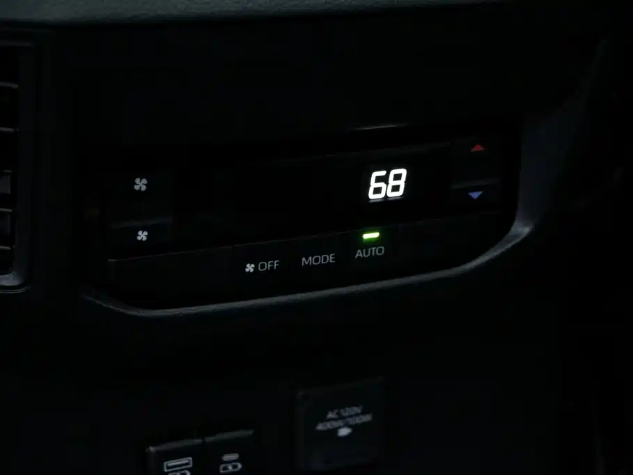 Toyota Sequoia — фото 18