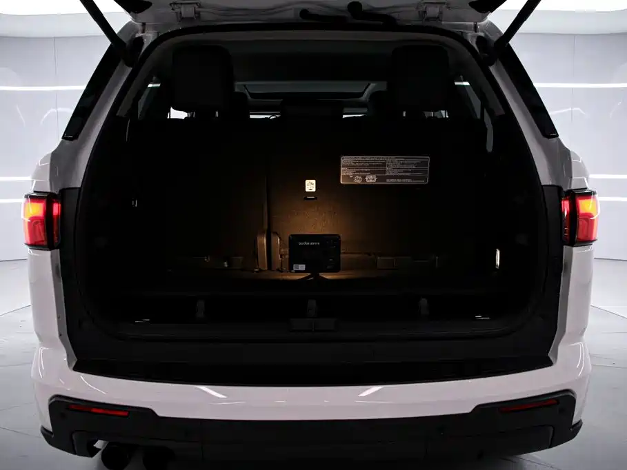 Toyota Sequoia — фото 19