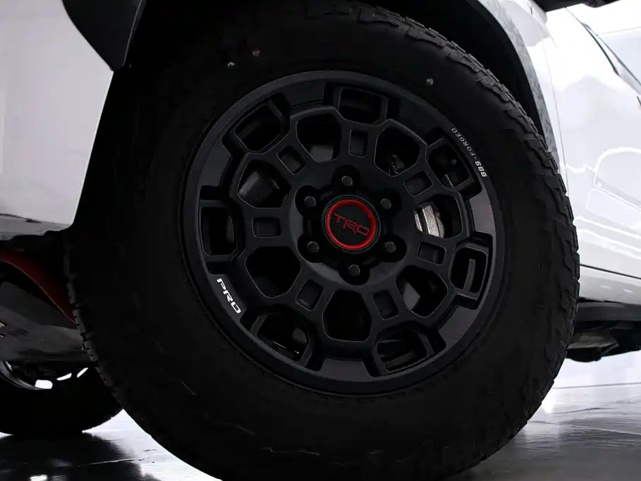 Toyota Sequoia — фото 20