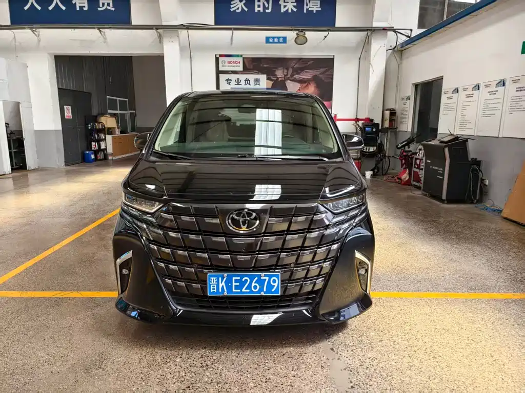Toyota Alphard — фото 2