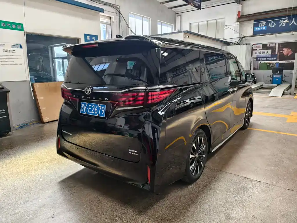 Toyota Alphard — фото 4