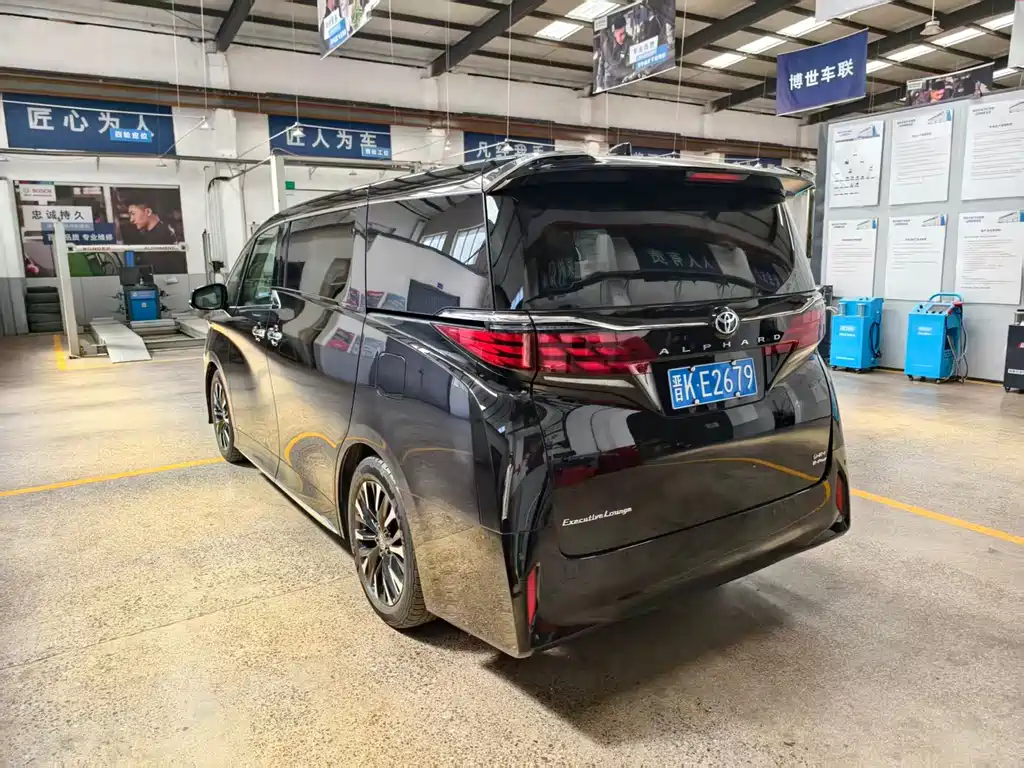 Toyota Alphard — фото 5