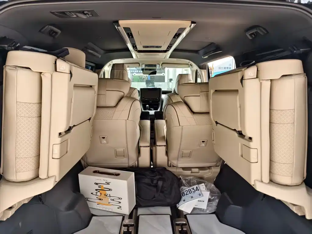 Toyota Alphard — фото 8