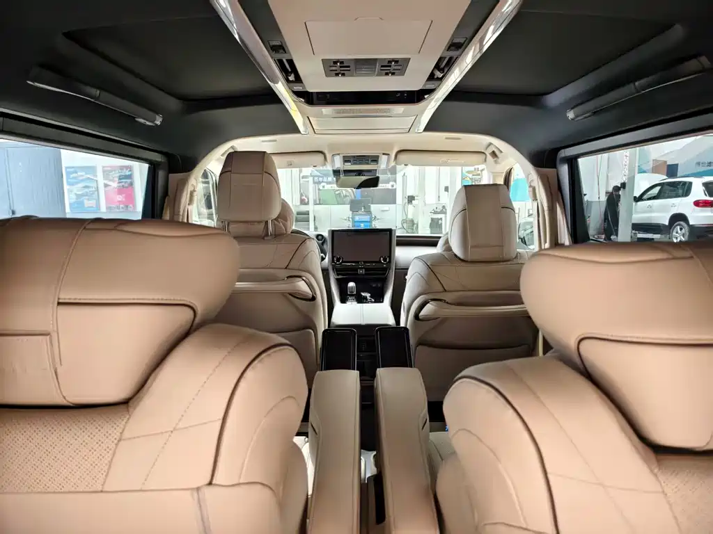 Toyota Alphard — фото 9