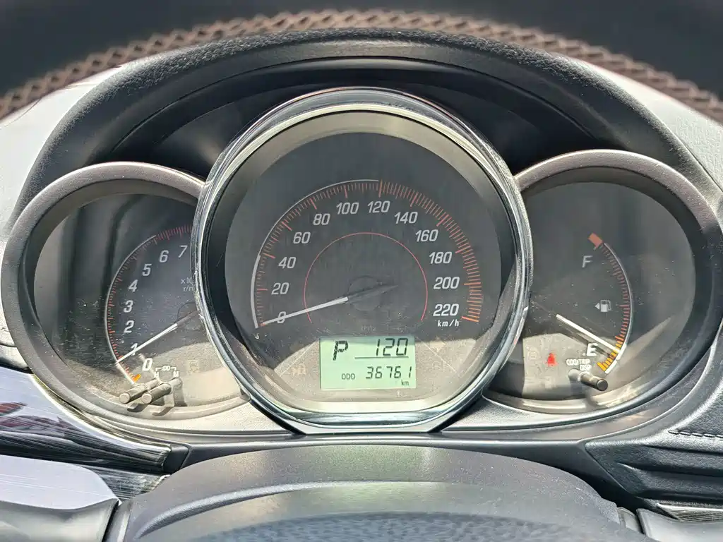 Toyota Yaris L — фото 11