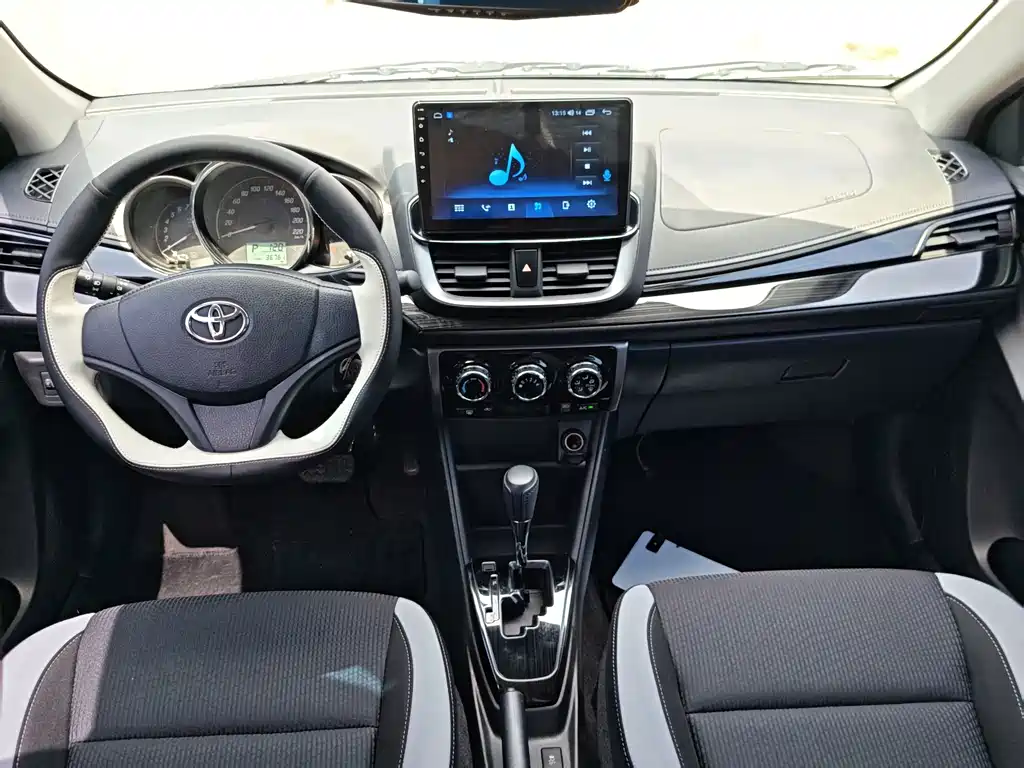 Toyota Yaris L — фото 8