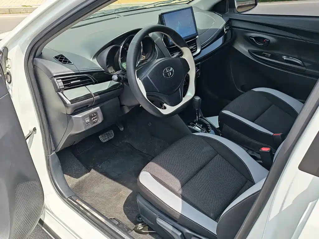 Toyota Yaris L — фото 10