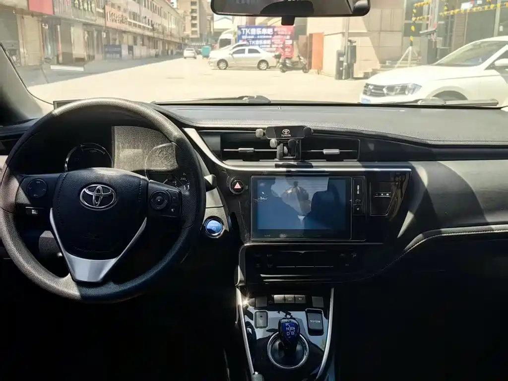 Toyota Corolla Hybrid — фото 11