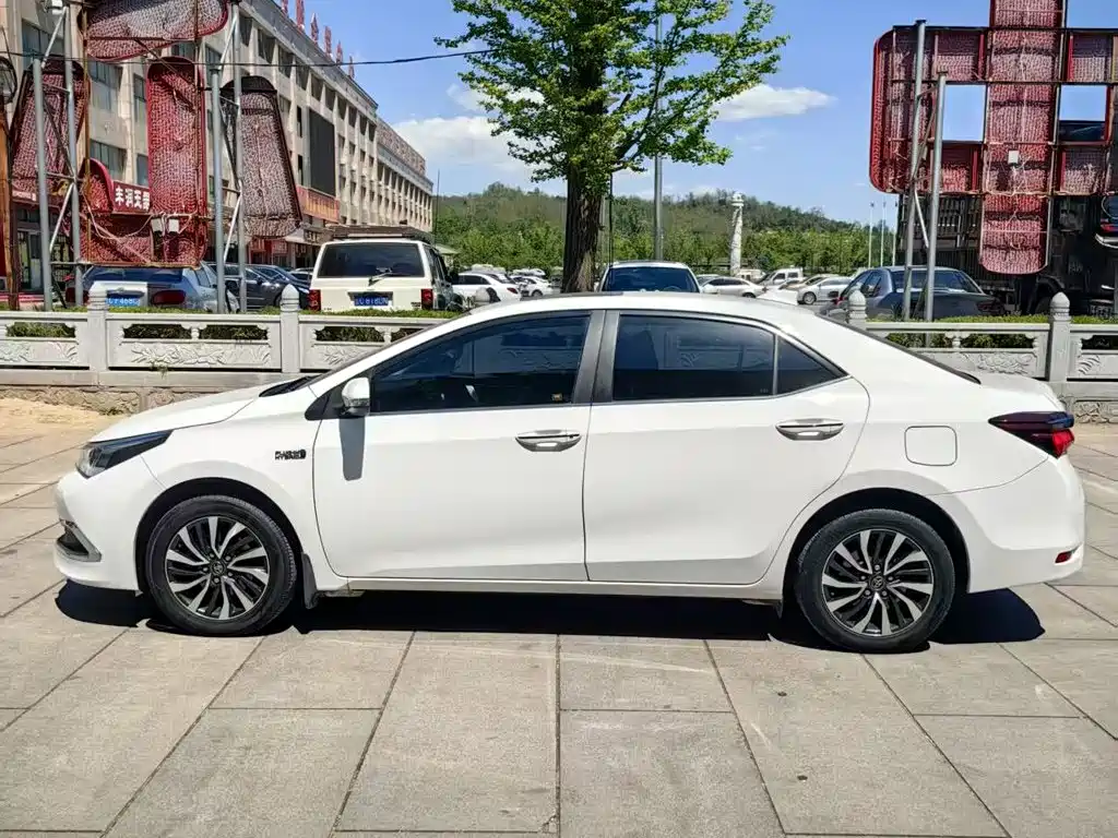 Toyota Corolla Hybrid — фото 10