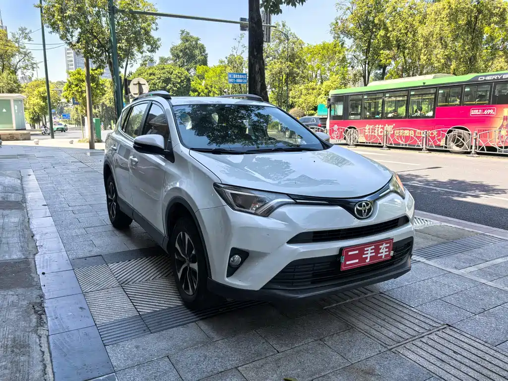 Toyota RAV4 — фото 3