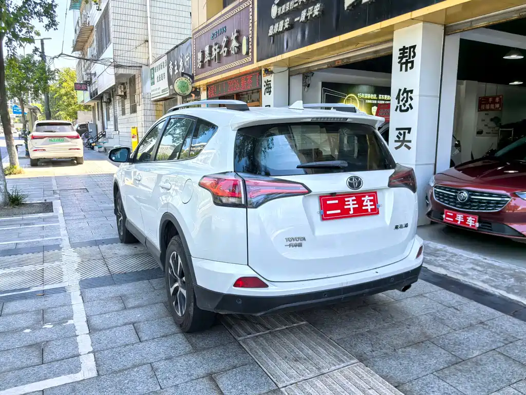 Toyota RAV4 — фото 5