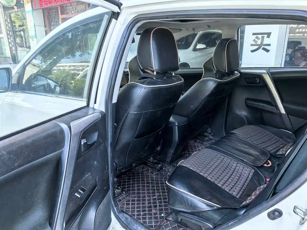 Toyota RAV4 — фото 8