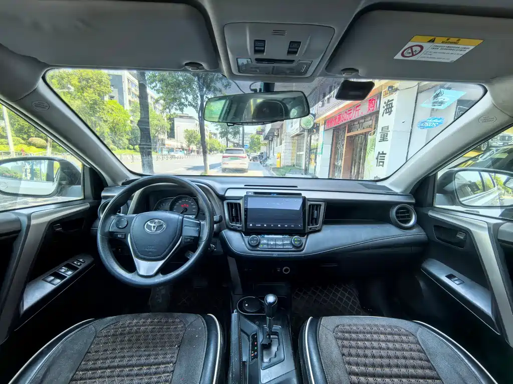 Toyota RAV4 — фото 9