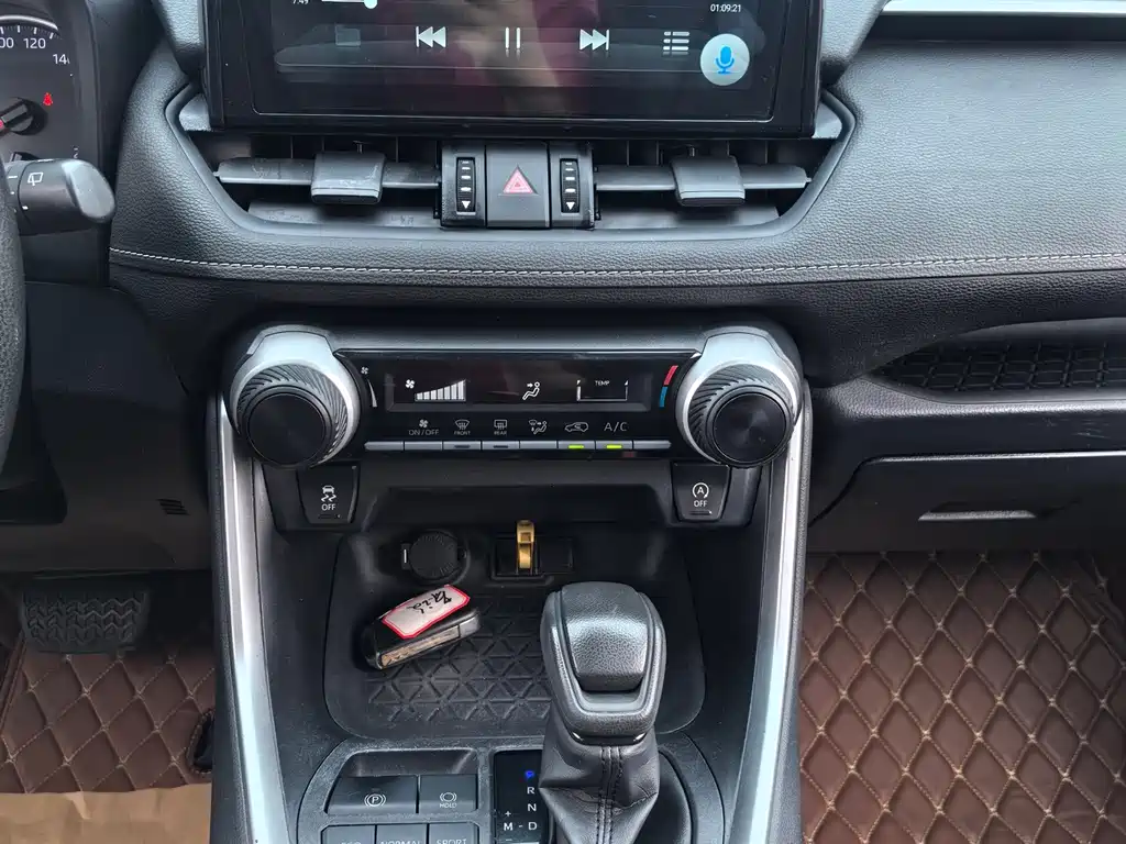 Toyota RAV4 — фото 11