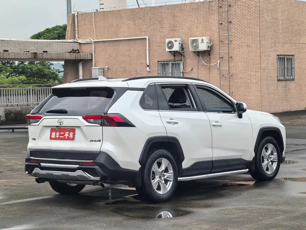 Toyota RAV4 — фото 13