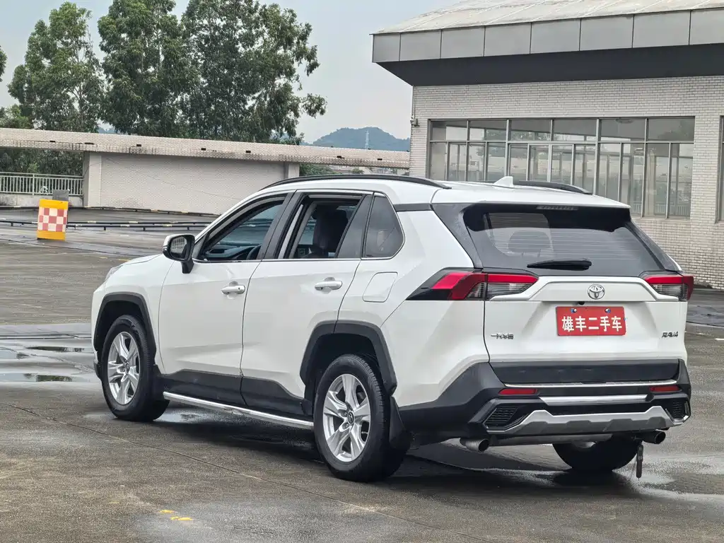 Toyota RAV4 — фото 14