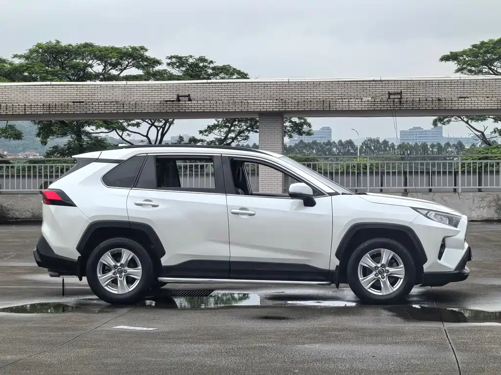 Toyota RAV4 — фото 4