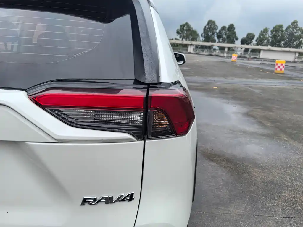 Toyota RAV4 — фото 5
