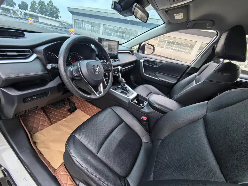 Toyota RAV4 — фото 7