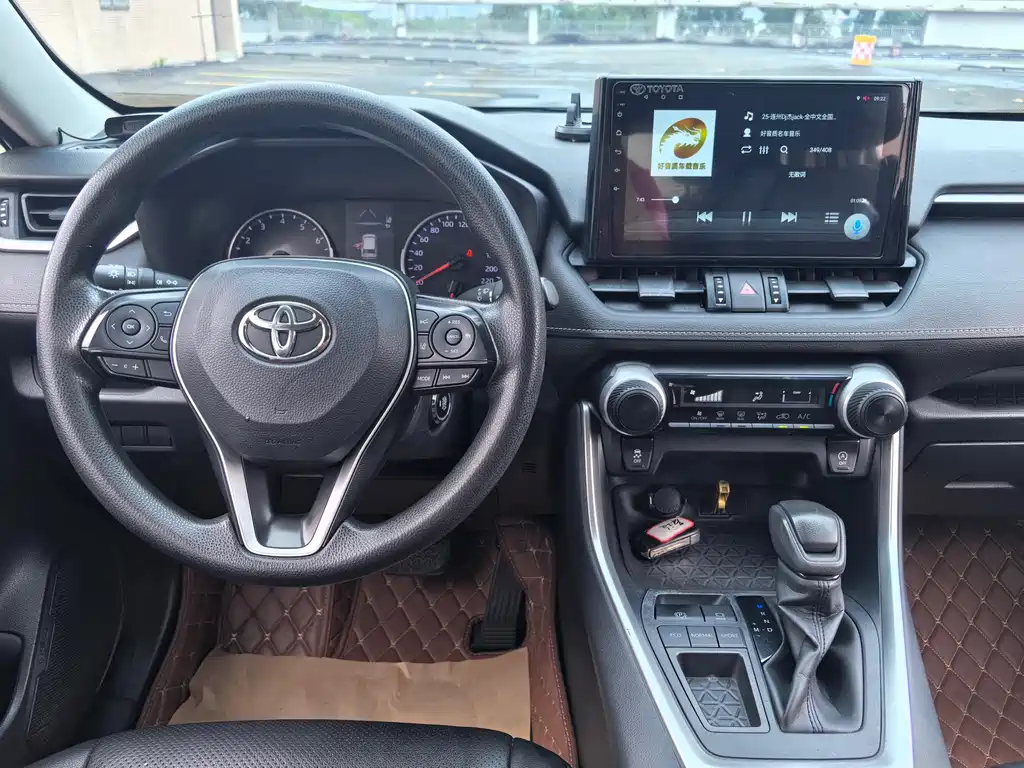 Toyota RAV4 — фото 10