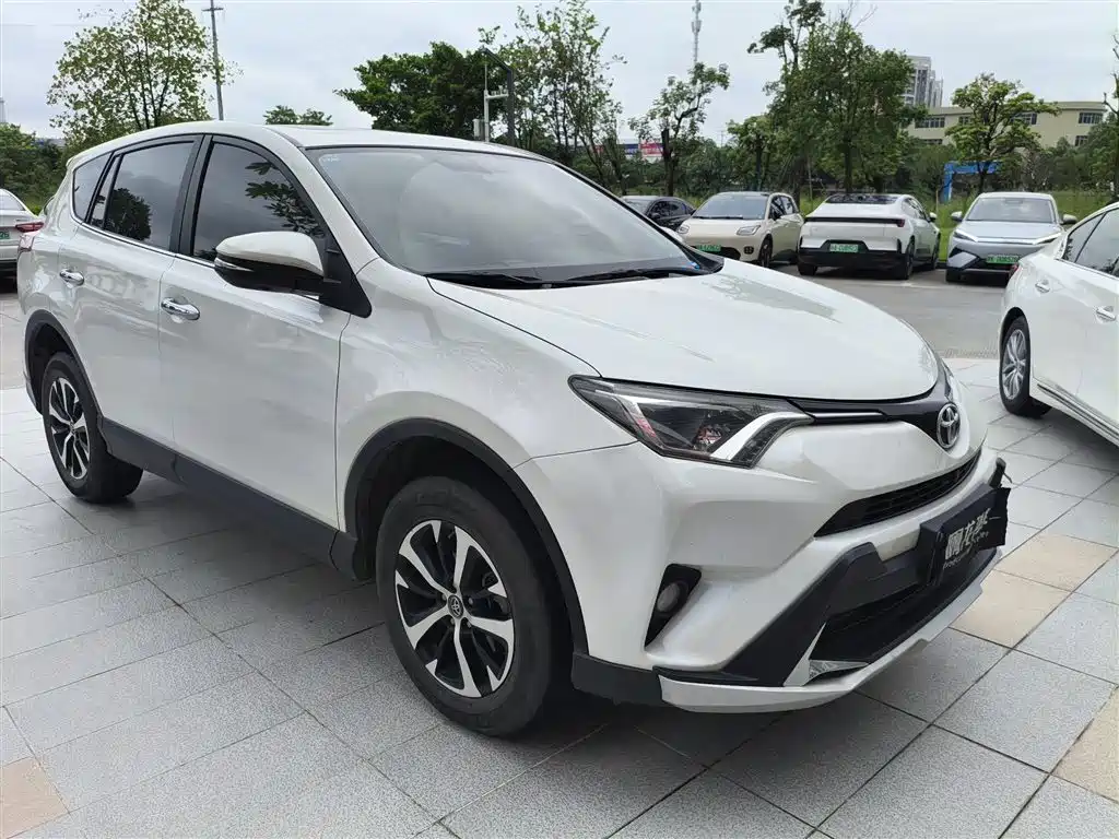 Toyota RAV4 — фото 3