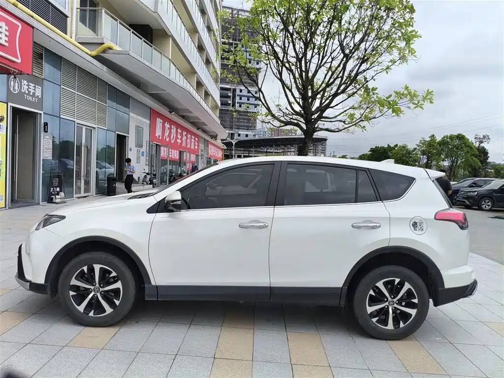Toyota RAV4 — фото 4