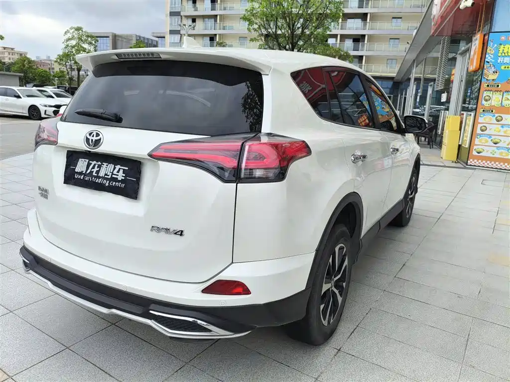 Toyota RAV4 — фото 6