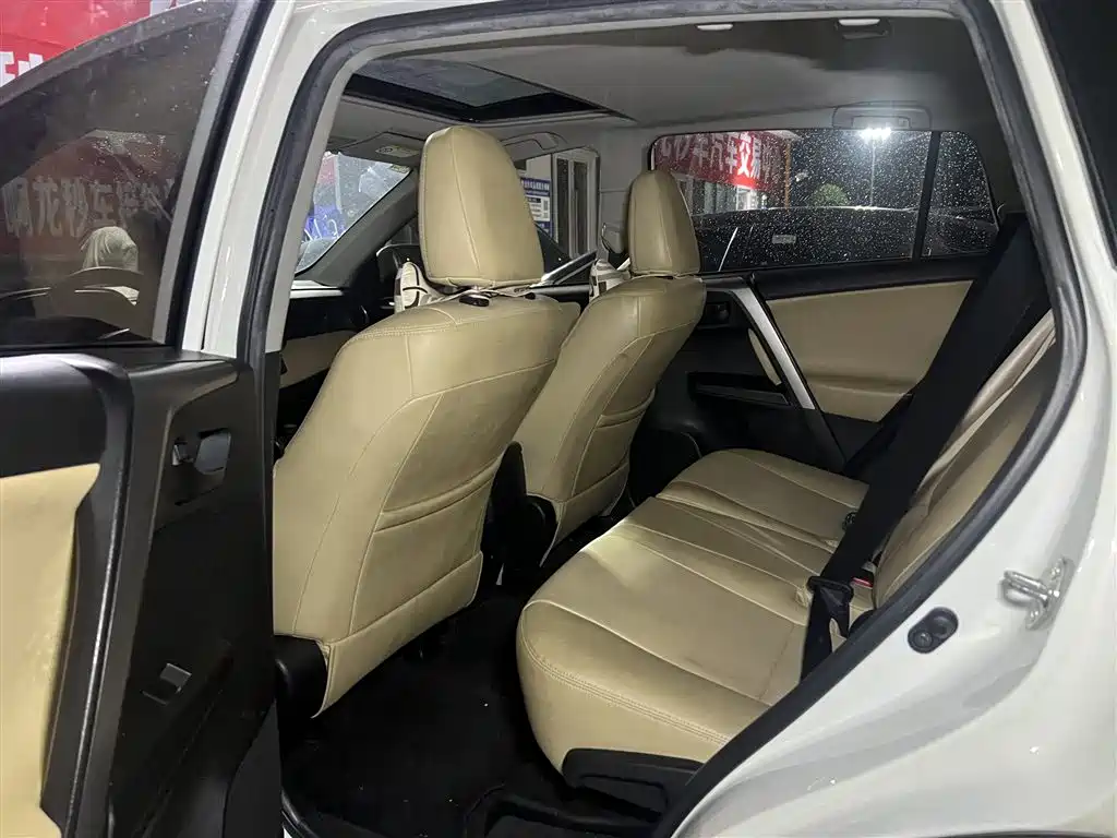 Toyota RAV4 — фото 9