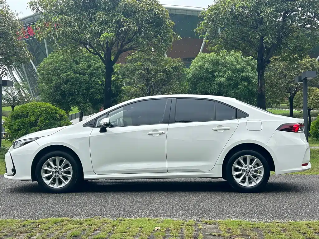 Toyota Corolla — фото 7