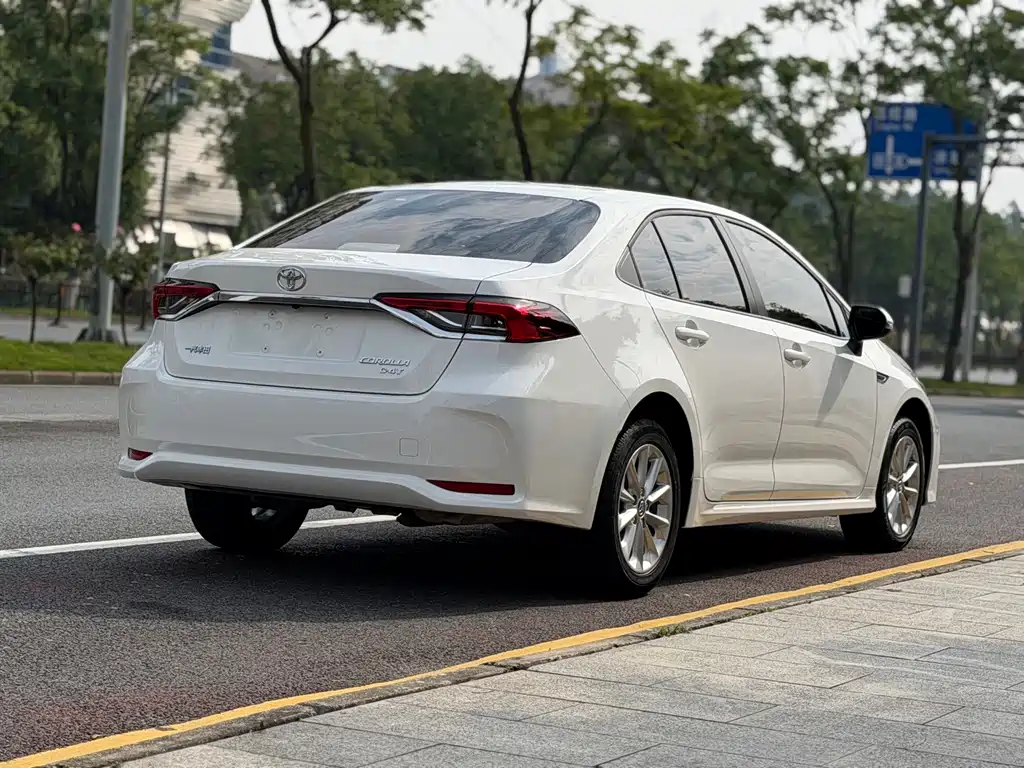 Toyota Corolla — фото 4