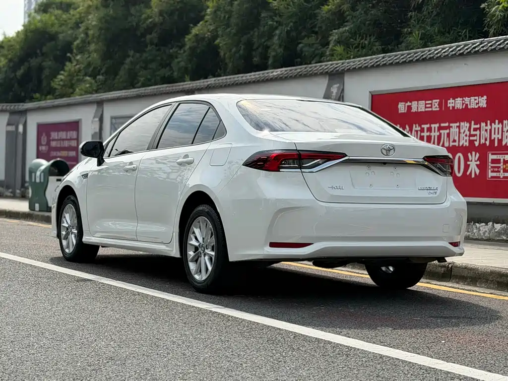 Toyota Corolla — фото 6