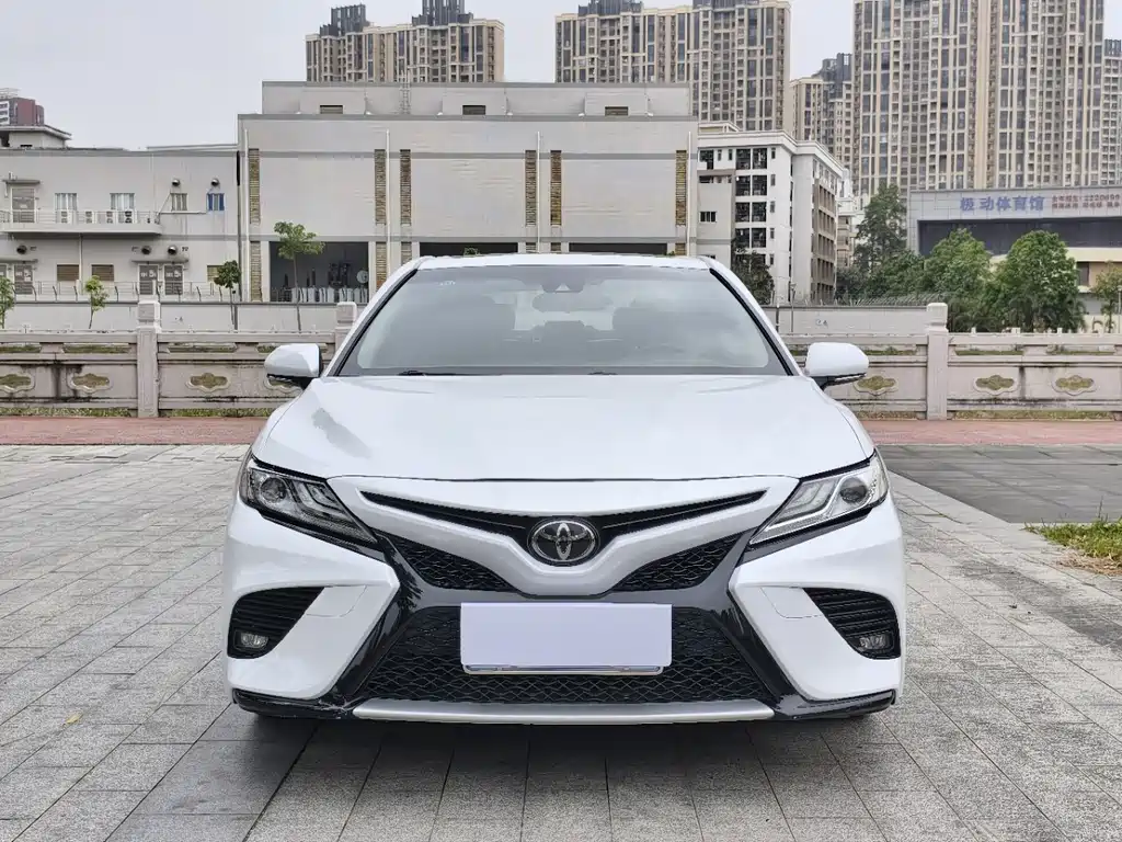 Toyota Camry — фото 2