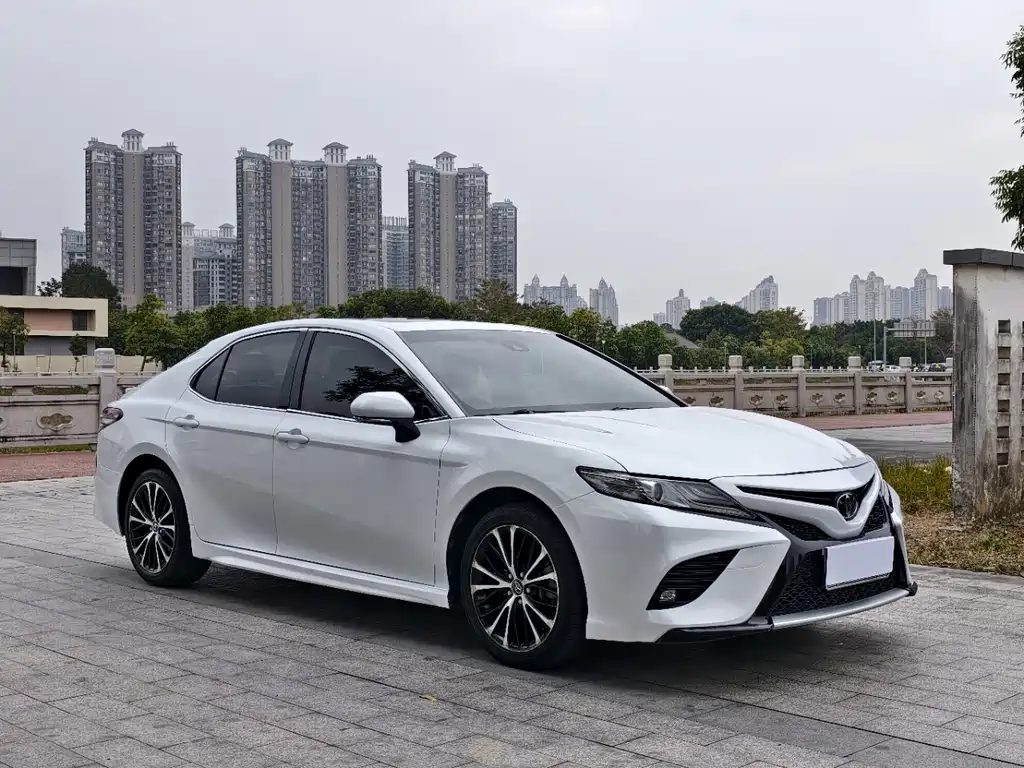 Toyota Camry — фото 3