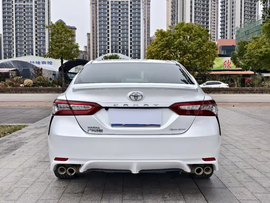 Toyota Camry — фото 8