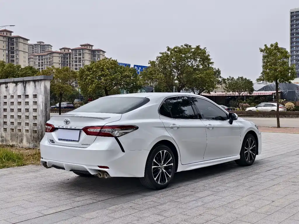 Toyota Camry — фото 9